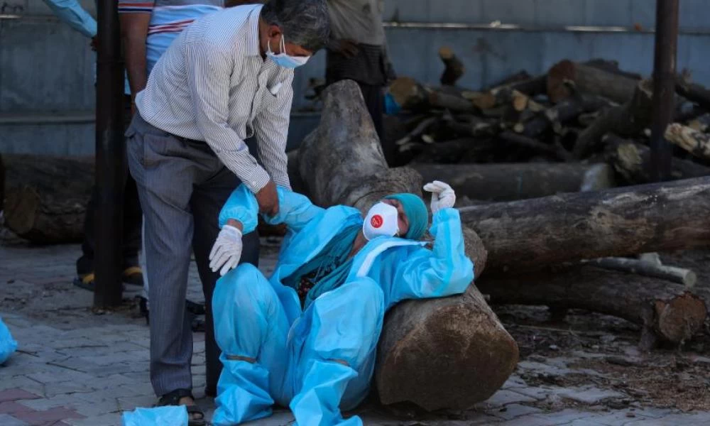 Χάος στην Ινδία: Εθνικό τραγικό ρεκόρ 3.645 θανάτων από κορονοϊό